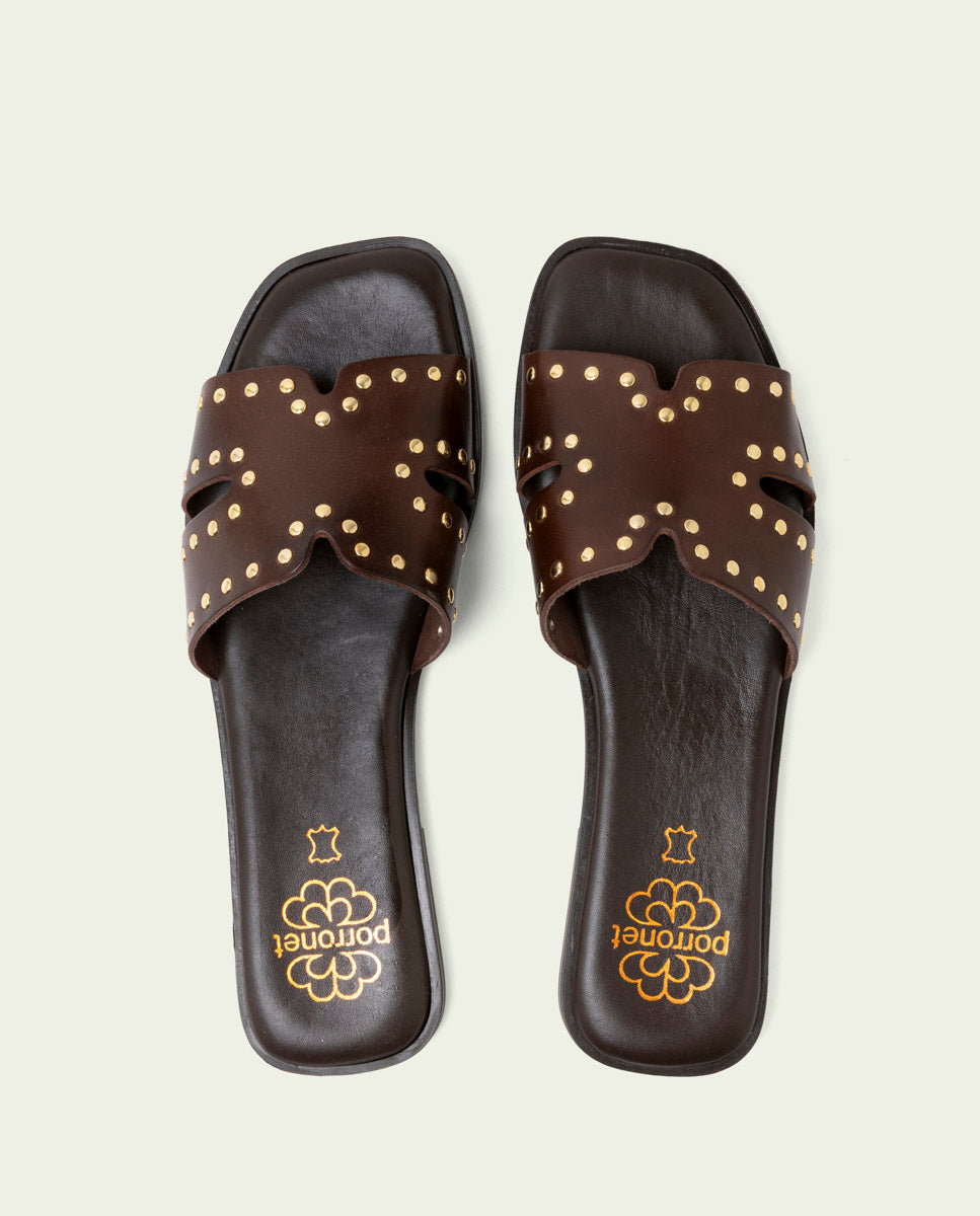 Sandalia plana de piel con tachuelas Becca moka