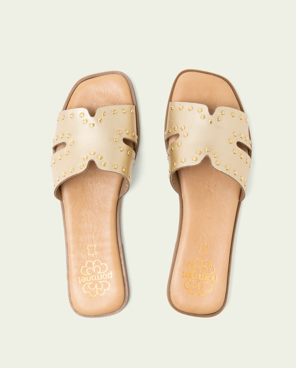 Sandalia plana de piel con tachuelas Becca oro